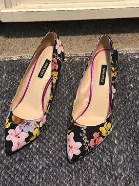 Floral Pointed-Toe Pumps - Black Multicolor